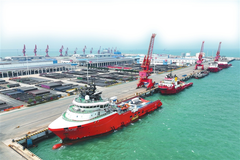 位于澄迈的海南中海石油码头有限公司码头，作业货船进行补给作业。武昊 摄
