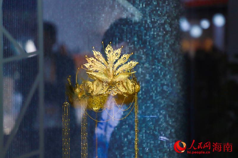 老凤祥展馆展出的“悬浮凤冠”。人民网记者 牛良玉摄
